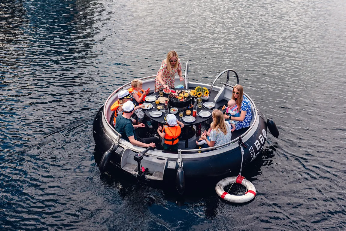 Skuna- BBQ, Hot Tub & Igloo Boats (Canary Wharf)