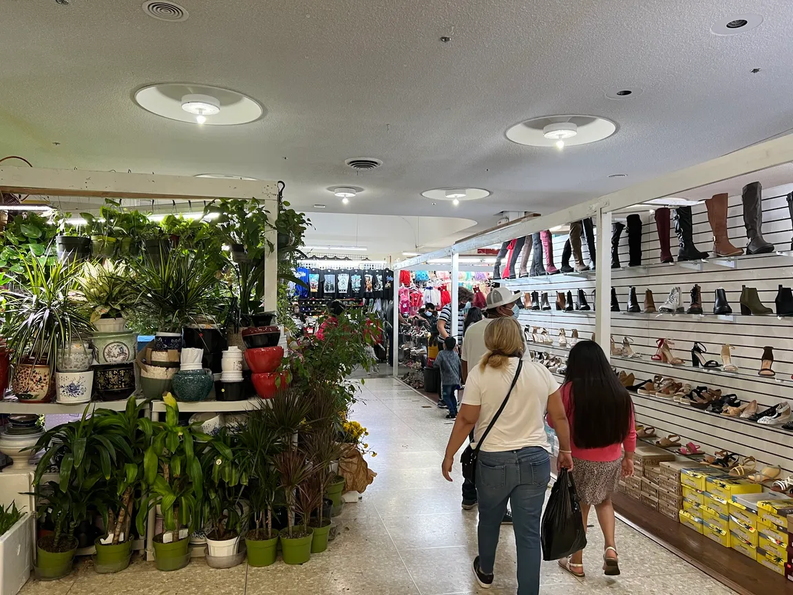 Valley Indoor Swap Meet - Panorama City
