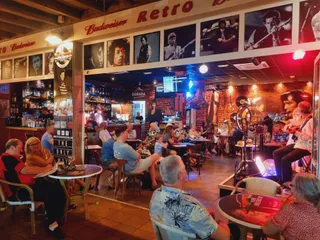 Retro Bar & Restaurant
