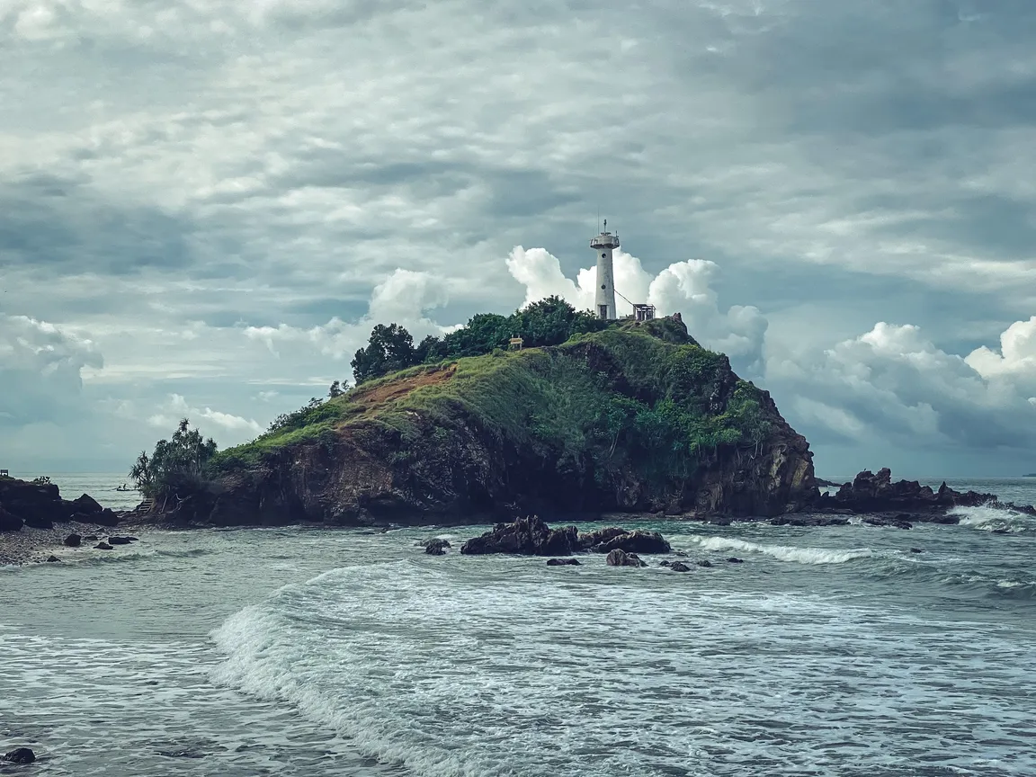 Lighthouse Koh Lanta, waterfall Bay
