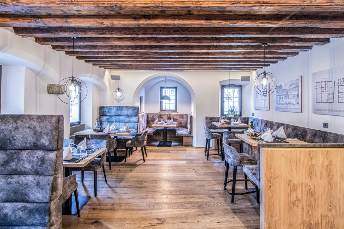 Zoll Steakhouse, Burger & more