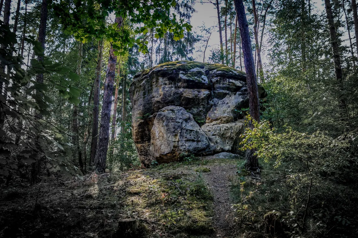 Rzeźby naskalnej i jaskinie Harfistka