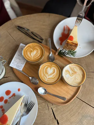 LA MANO Speciality Coffee & Wine
