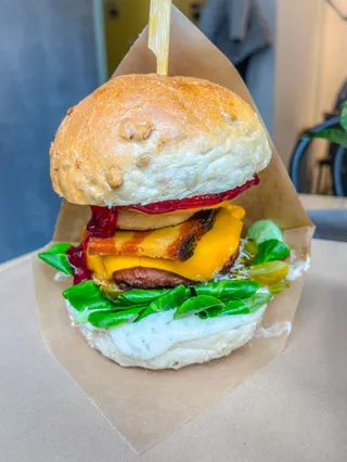 NIEINACZEJ - wegańska burgerownia