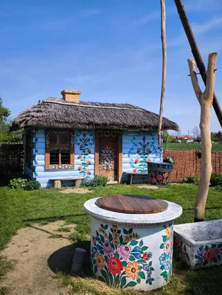 Kolorowy domek w Zalipiu