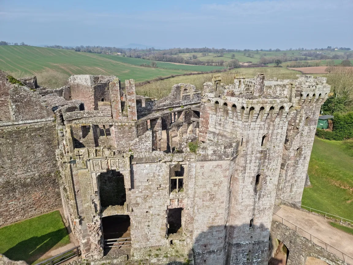 Castell Rhaglan / Raglan Castle