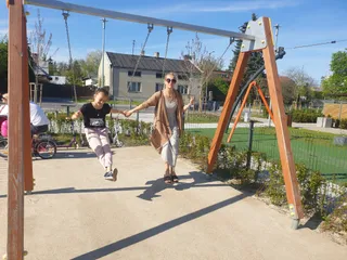 Plac zabaw , skwer przy Centrum Edukacyjno – Multimedialnym w Piasecznie