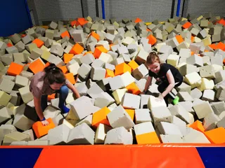 Rodzinny Park Rozrywki Fun Jump Struga I Urodziny dla Dzieci, Laser Tag, Małpi Gaj, Tor Ninja, Arena VR w Szczecinie.