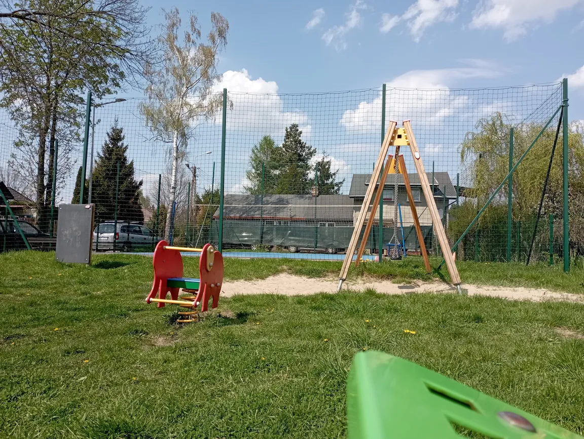 Plac zabaw i boisko