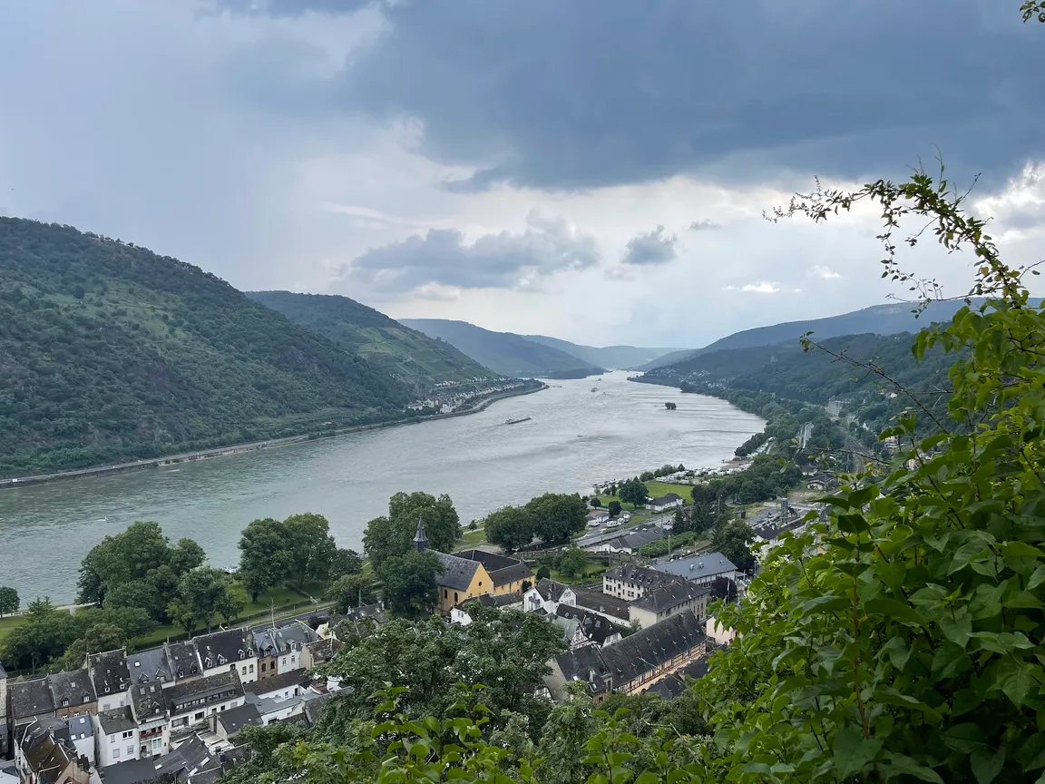 Biergarten in der Jugendherberge Burg Stahleck