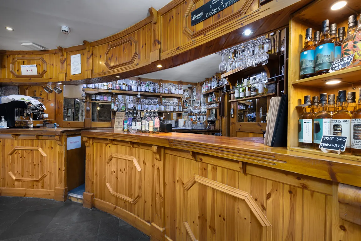 Dornoch Castle Whisky Bar & Dining. Takeaway Pizza!
