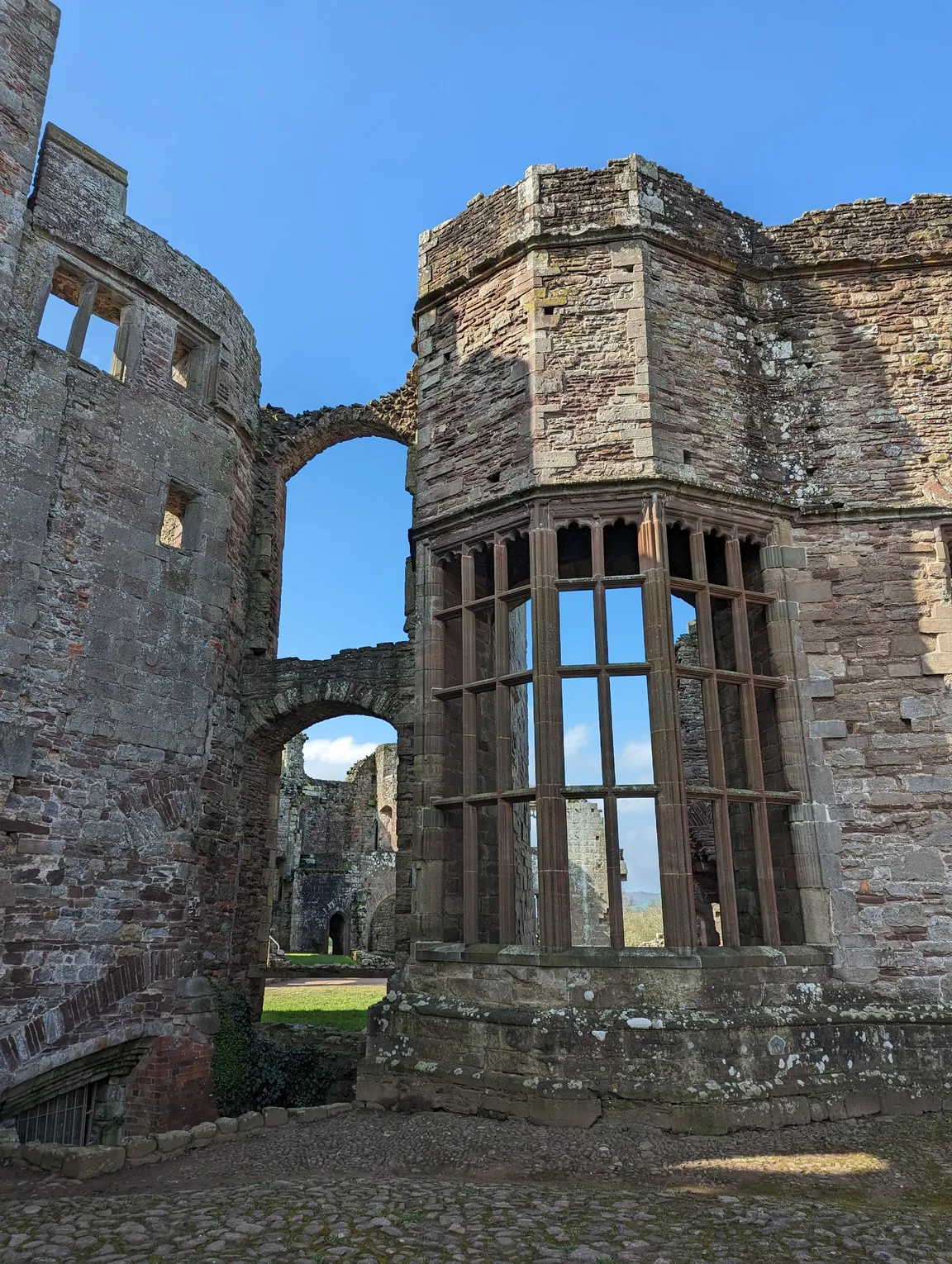 Castell Rhaglan / Raglan Castle
