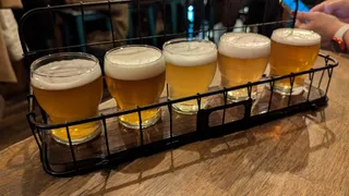 Bee Beer Debod. Craft Beer, Snacks & Pizza