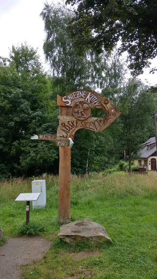 Szlak pieszy żółty