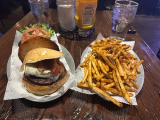 Black Iron Burger Theater District | Hamburger restaurant Bar