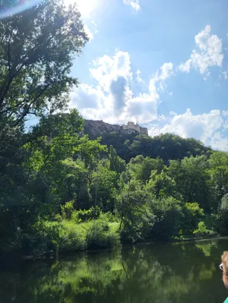 Point de vue sur la Forteresse de Penne et coin de fossile en canoë